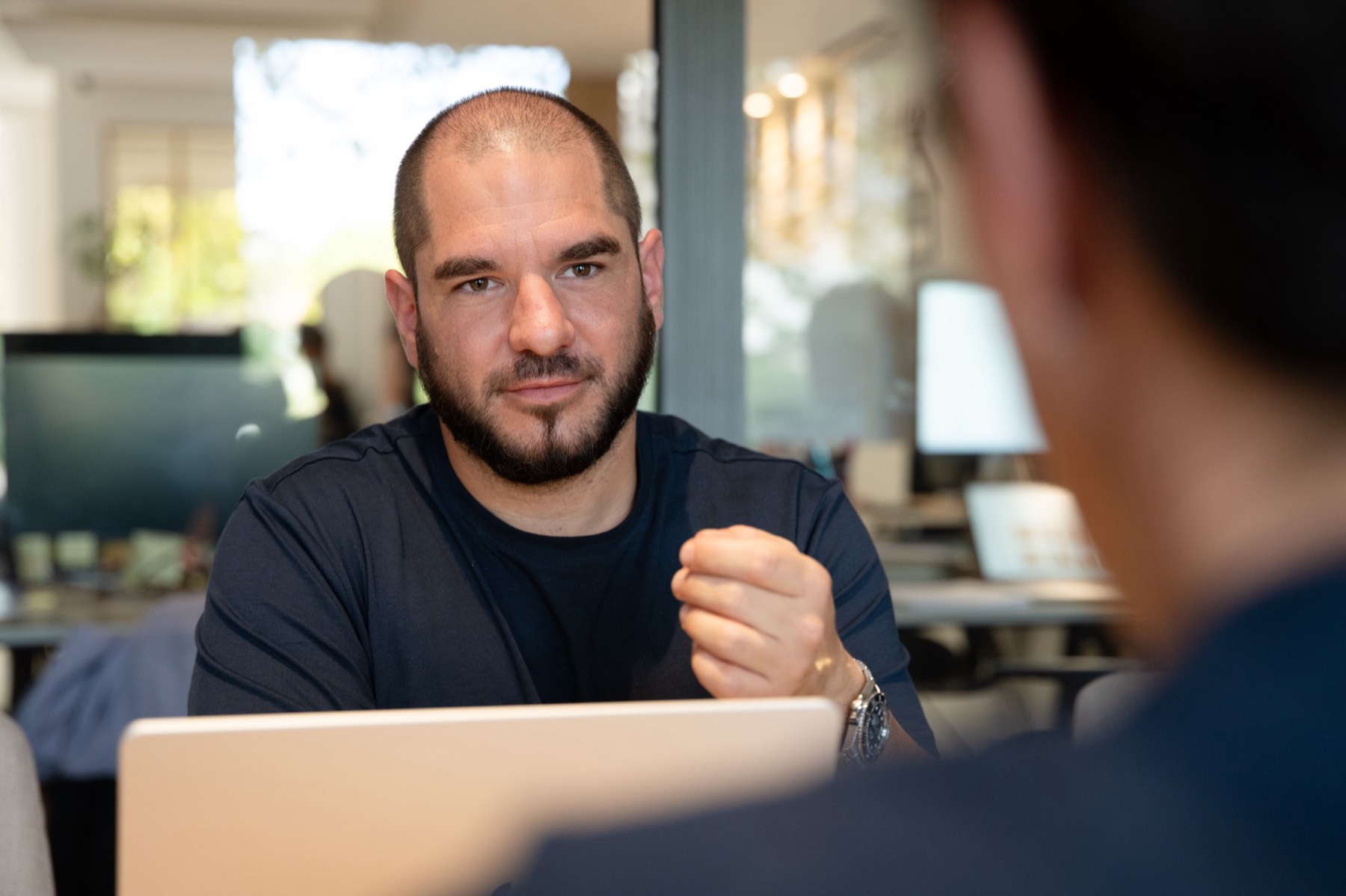 Peter en échange de travail, un espace de bureaux en arrière-plan.